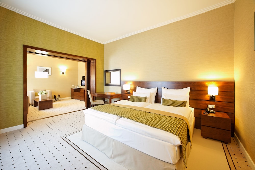 Capital Plaza Hotel - zdjęcie 2