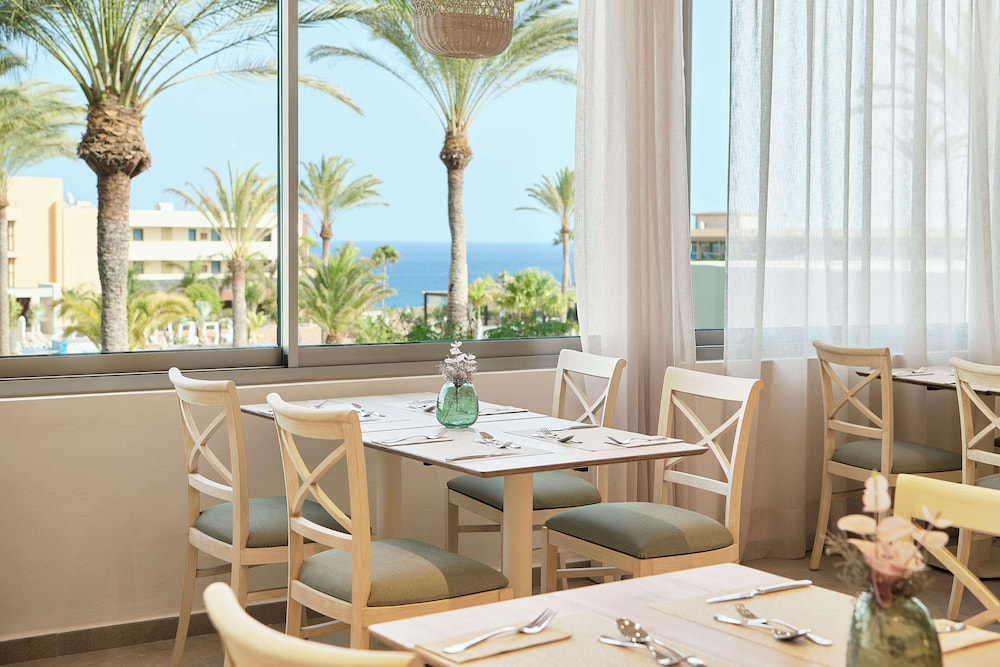 Iberostar Waves Gaviotas Park -All Inclusive — Restaurant & bars in Esquinzo, Canary Islands