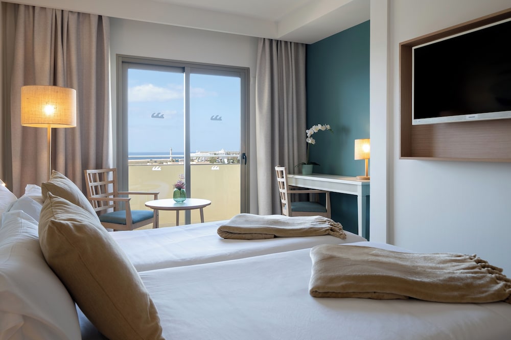 Iberostar Waves Gaviotas Park -All Inclusive — Hotel rooms in Esquinzo, Canary Islands