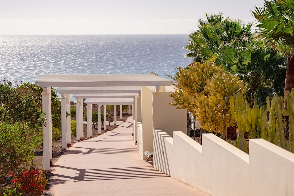 Iberostar Waves Gaviotas Park -All Inclusive — Hotel building in Esquinzo, Canary Islands