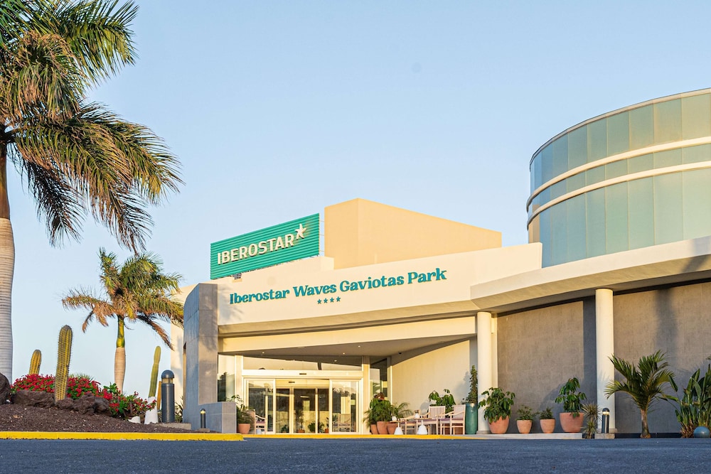Iberostar Waves Gaviotas Park -All Inclusive — Hotel building in Esquinzo, Canary Islands