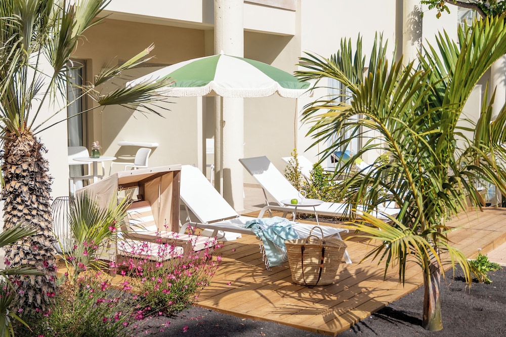 Iberostar Waves Gaviotas Park -All Inclusive — Hotel building in Esquinzo, Canary Islands