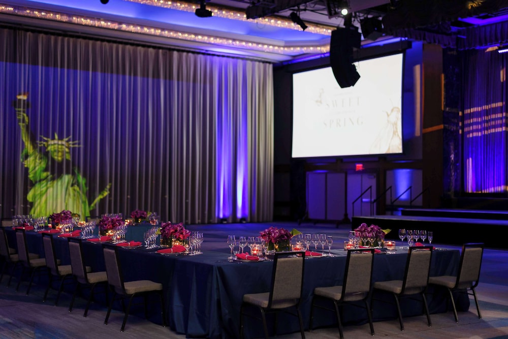 New York Hilton Midtown — Restaurant & bars in New York City, New York State