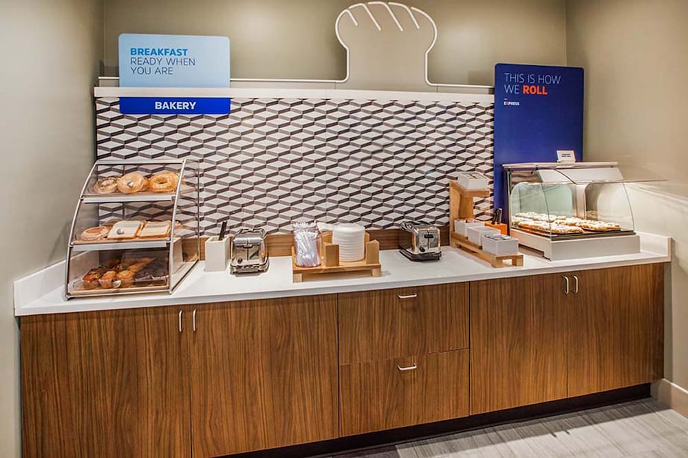 Holiday Inn Express New York City- Wall Street by IHG — Restaurant & bars in New York City, New York State