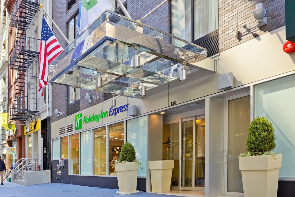 Holiday Inn Express New York City- Wall Street by IHG — Hotel building in New York City, New York State