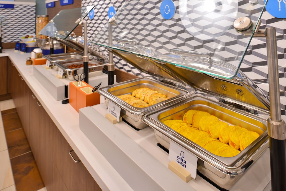 Holiday Inn Express NYC Chelsea – NoMad Area by IHG — Restaurant & bars in New York City, New York State