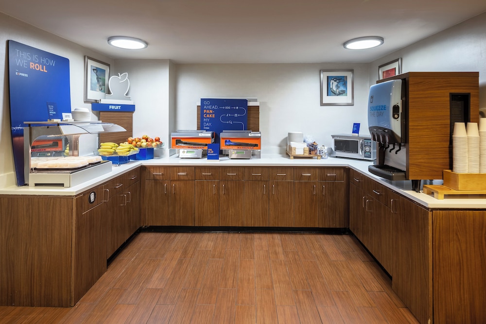 Holiday Inn Express New York City Times Square by IHG — Hotel rooms in New York City, New York State