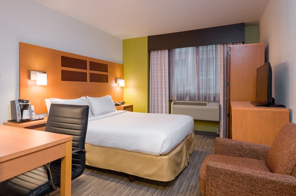 Holiday Inn Express New York City Times Square by IHG — Hotel rooms in New York City, New York State