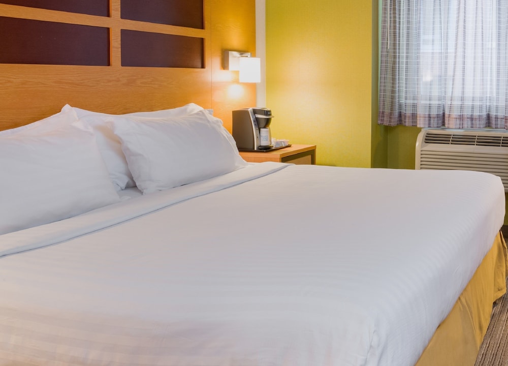 Holiday Inn Express New York City Times Square by IHG — Hotel rooms in New York City, New York State