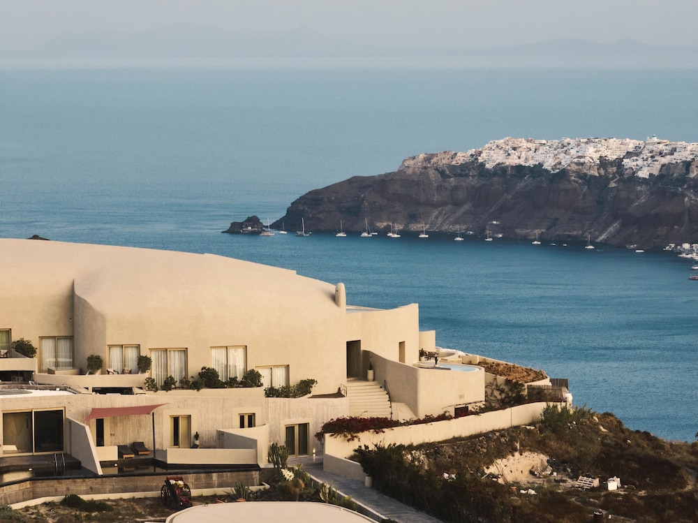 Andronis Concept — Hotel building in Imerovigli, South Aegean