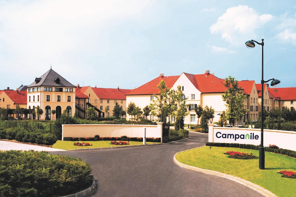 Campanile Val de France near Disneyland Paris — Hotel building in Disneyland Paris, Ile-de-France