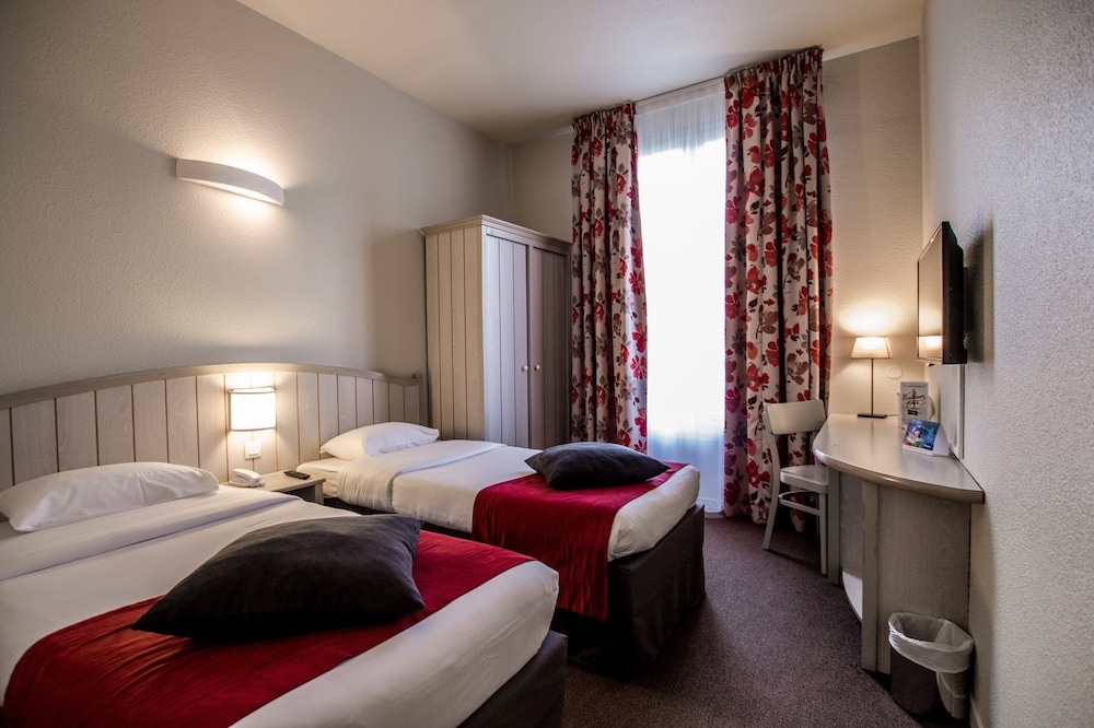 Campanile Val de France near Disneyland Paris — Hotel rooms in Disneyland Paris, Ile-de-France
