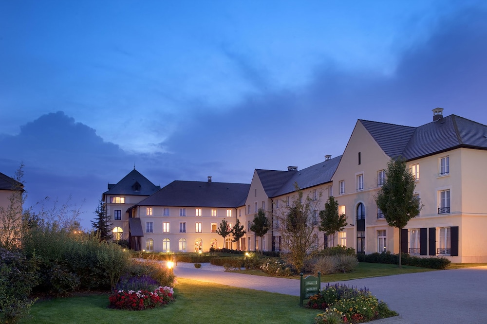 Campanile Val de France near Disneyland Paris — Hotel building in Disneyland Paris, Ile-de-France