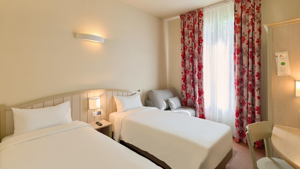 Campanile Val de France near Disneyland Paris — Hotel rooms in Disneyland Paris, Ile-de-France