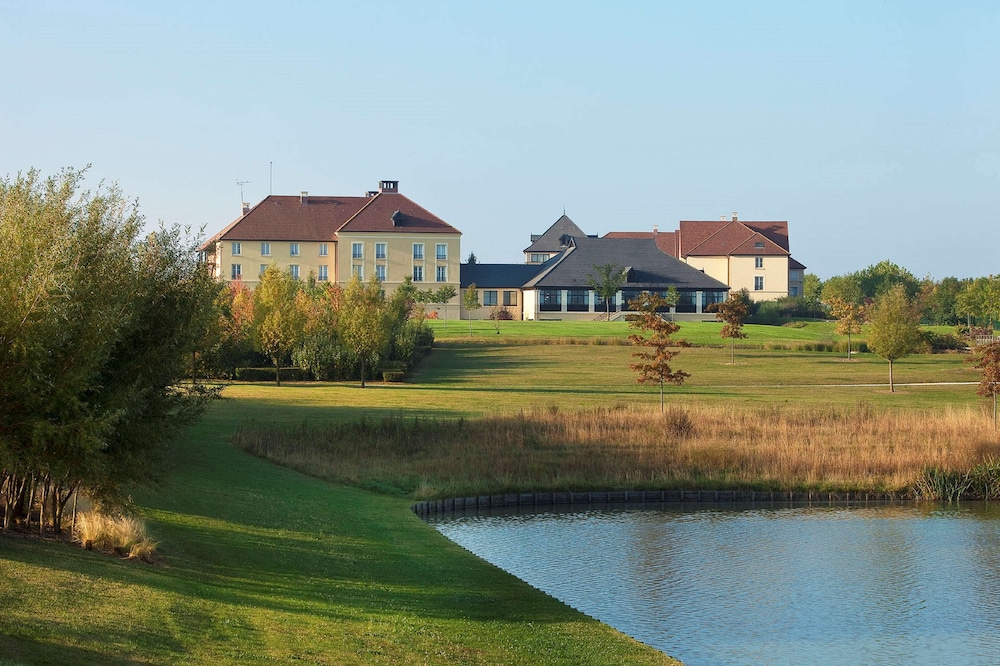 Campanile Val de France near Disneyland Paris — Hotel building in Disneyland Paris, Ile-de-France