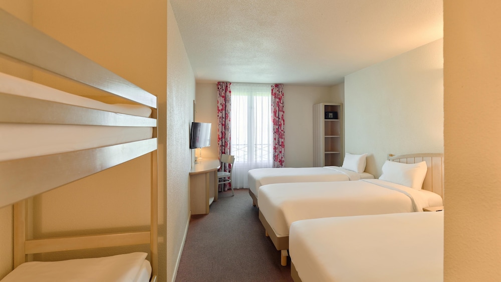 Campanile Val de France near Disneyland Paris — Hotel rooms in Disneyland Paris, Ile-de-France