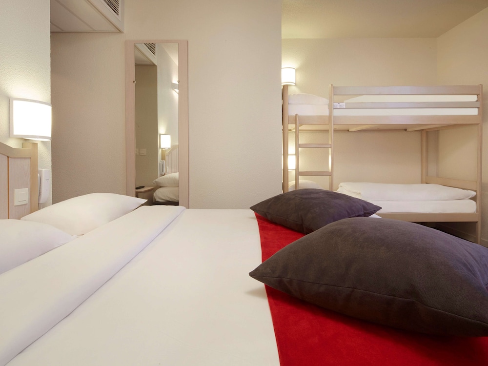 Campanile Val de France near Disneyland Paris — Hotel rooms in Disneyland Paris, Ile-de-France