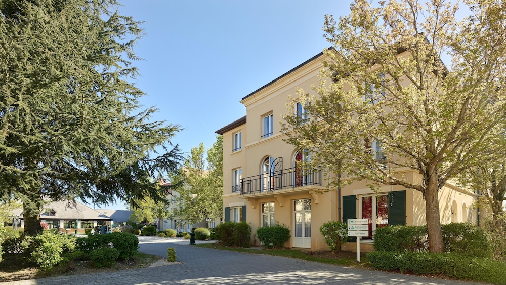 Campanile Val de France near Disneyland Paris — Hotel building in Disneyland Paris, Ile-de-France