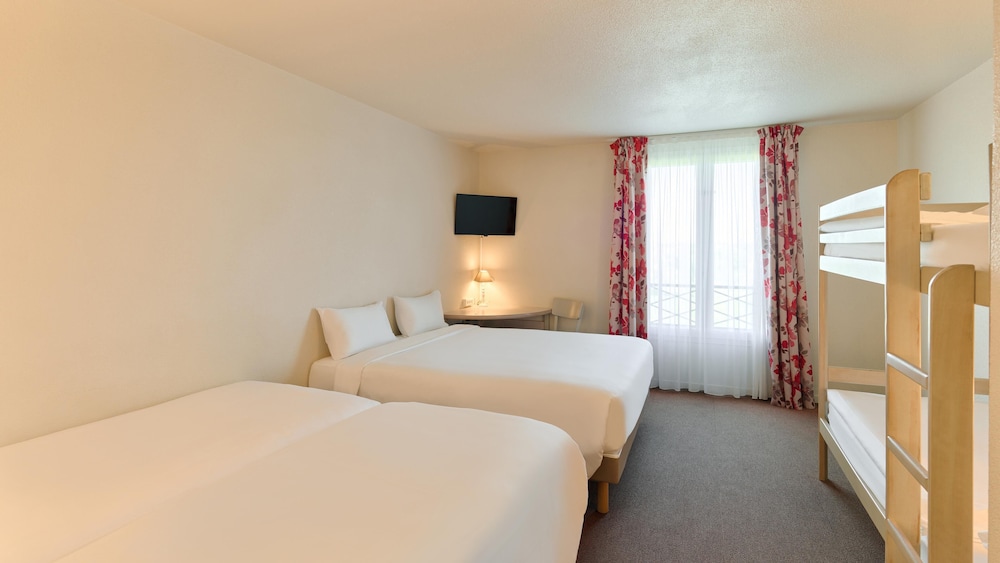 Campanile Val de France near Disneyland Paris — Hotel rooms in Disneyland Paris, Ile-de-France