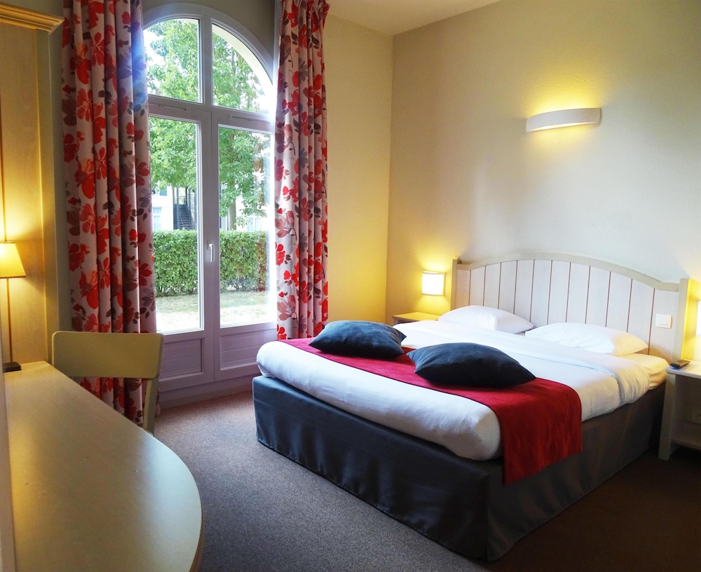 Campanile Val de France near Disneyland Paris — Hotel rooms in Disneyland Paris, Ile-de-France
