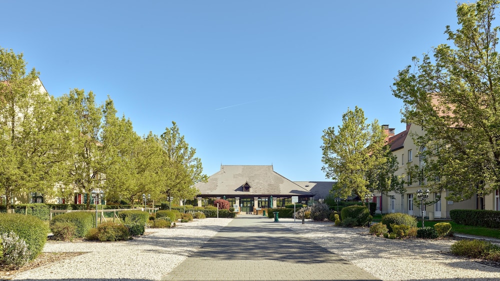 Campanile Val de France near Disneyland Paris — Hotel building in Disneyland Paris, Ile-de-France