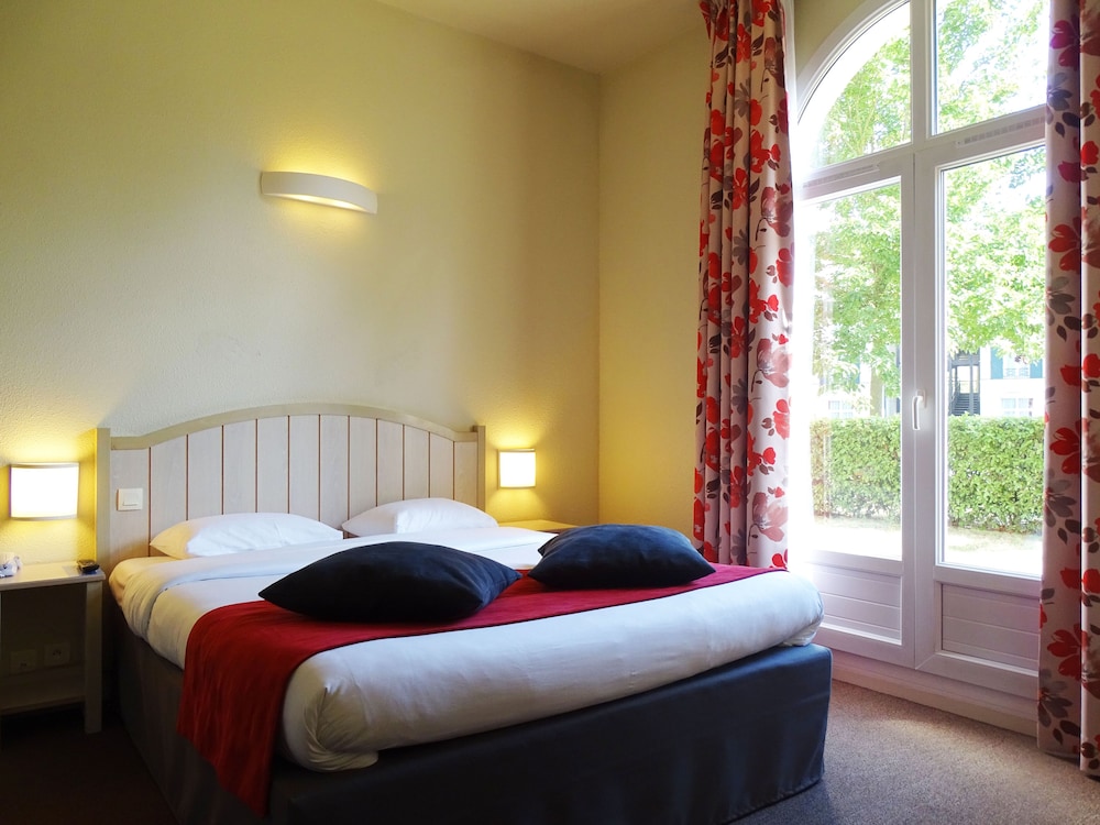 Campanile Val de France near Disneyland Paris — Hotel rooms in Disneyland Paris, Ile-de-France