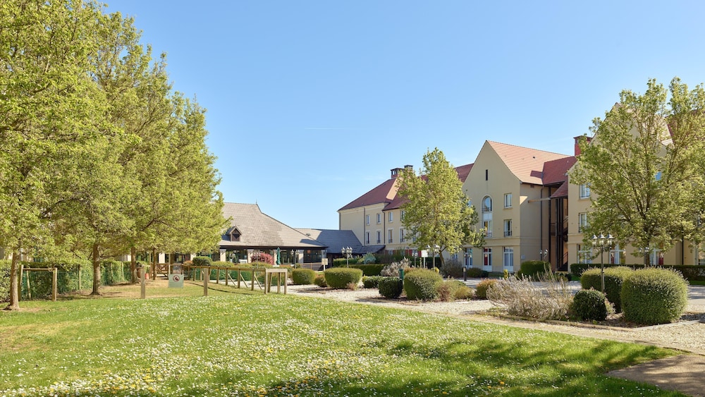 Campanile Val de France near Disneyland Paris — Hotel building in Disneyland Paris, Ile-de-France