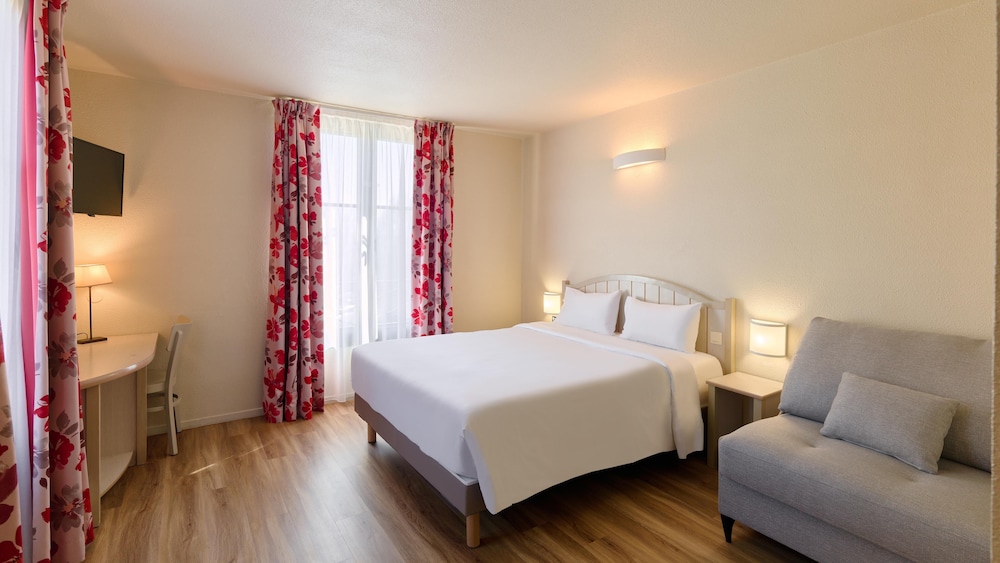 Campanile Val de France near Disneyland Paris — Hotel rooms in Disneyland Paris, Ile-de-France