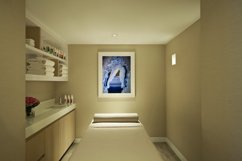 Loews Regency New York Hotel — Hotel rooms in New York City, New York State