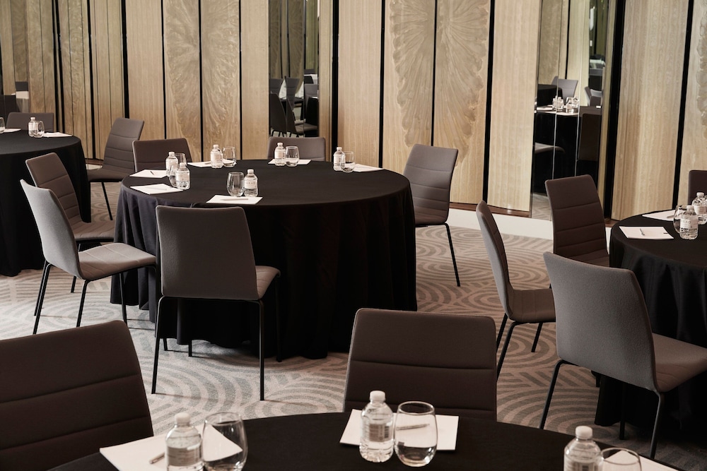 The London, a Luxury Collection Hotel, New York City — Restaurant & bars in New York City, New York State