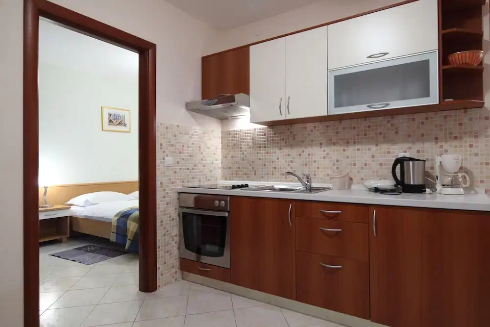 Apartments Ivana — Hotel rooms in Baška Voda, Split-Dalmatia
