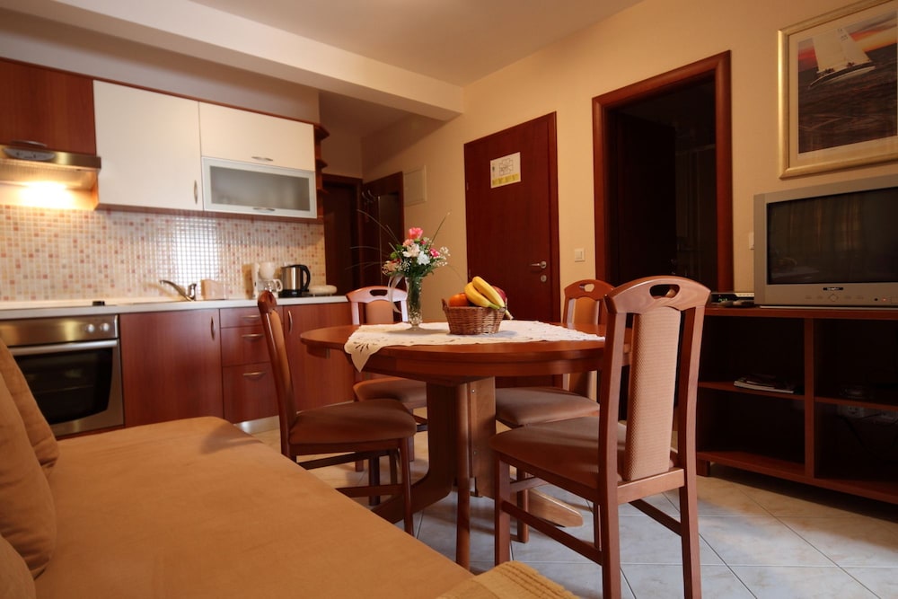 Apartments Ivana — Hotel rooms in Baška Voda, Split-Dalmatia