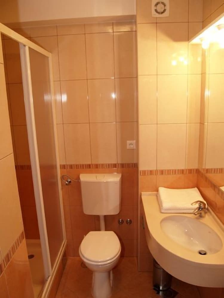 Apartments Ivana — Hotel rooms in Baška Voda, Split-Dalmatia