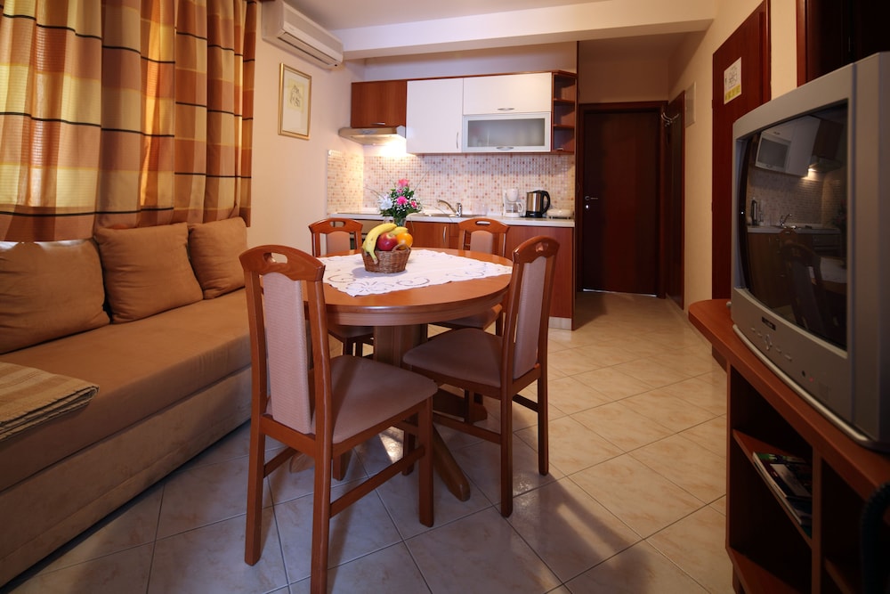 Apartments Ivana — Hotel rooms in Baška Voda, Split-Dalmatia