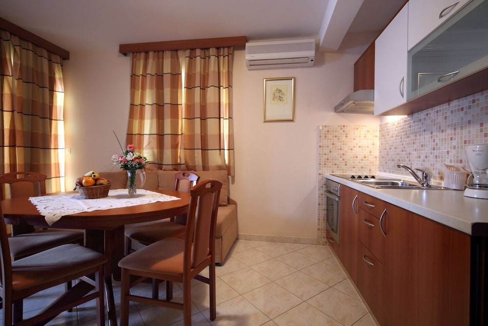 Apartments Ivana — Hotel rooms in Baška Voda, Split-Dalmatia