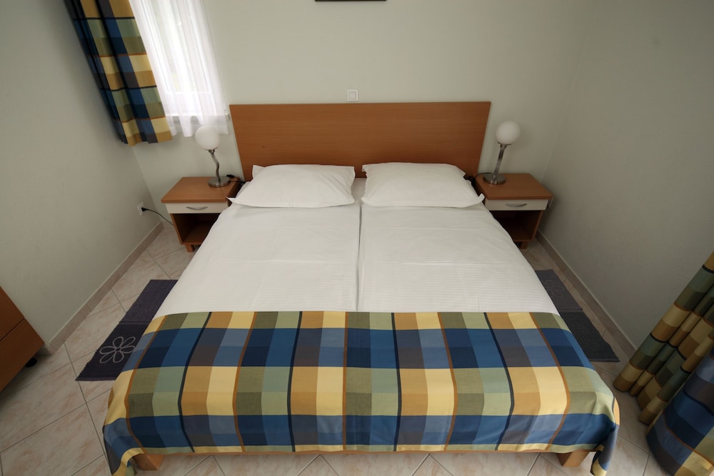 Apartments Ivana — Hotel rooms in Baška Voda, Split-Dalmatia