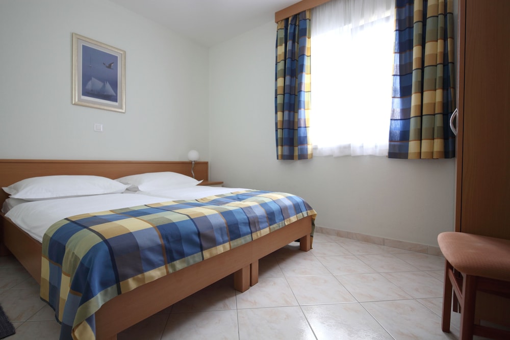 Apartments Ivana — Hotel rooms in Baška Voda, Split-Dalmatia