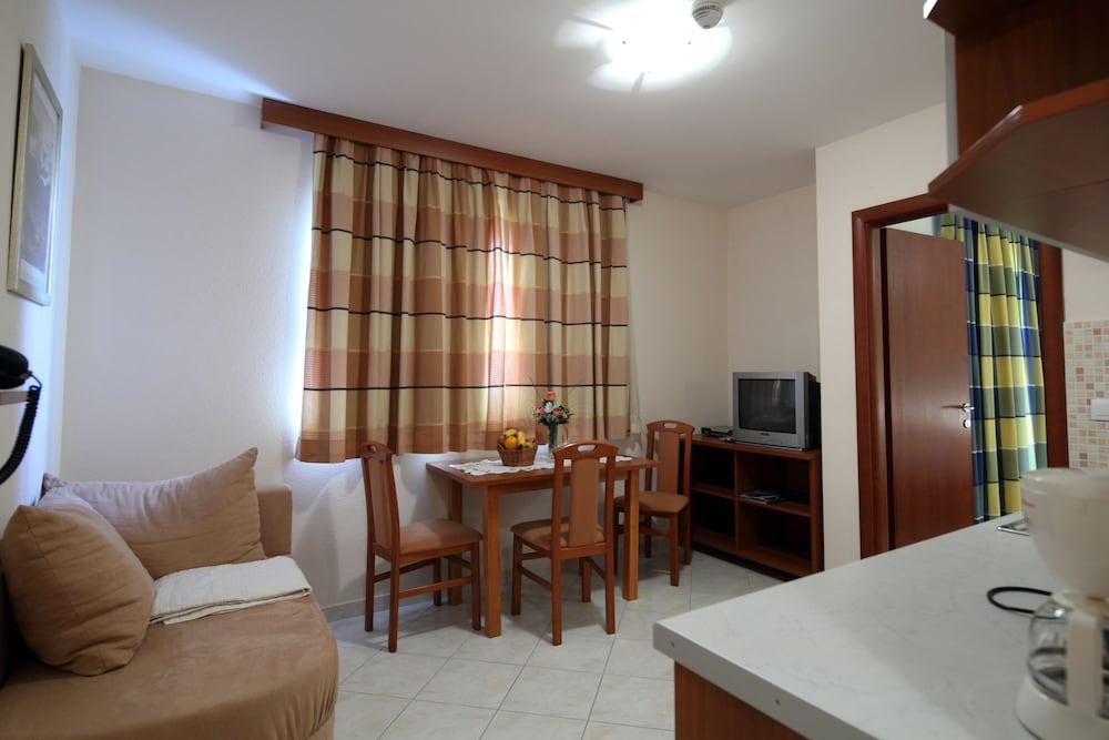 Apartments Ivana — Hotel rooms in Baška Voda, Split-Dalmatia