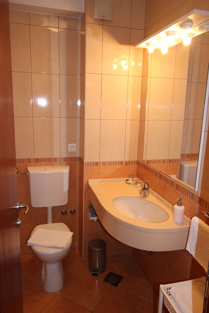 Apartments Ivana — Hotel rooms in Baška Voda, Split-Dalmatia