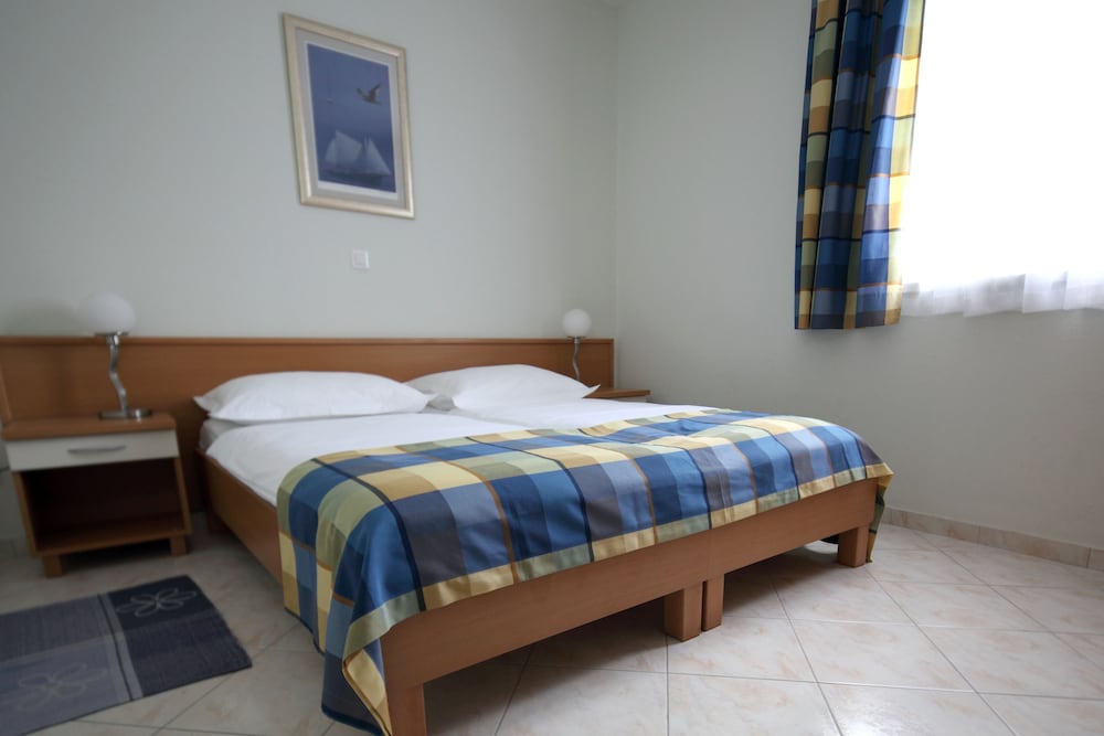 Apartments Ivana — Hotel rooms in Baška Voda, Split-Dalmatia