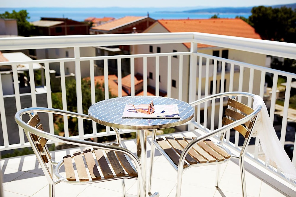Apartments Ivana — Hotel building in Baška Voda, Split-Dalmatia