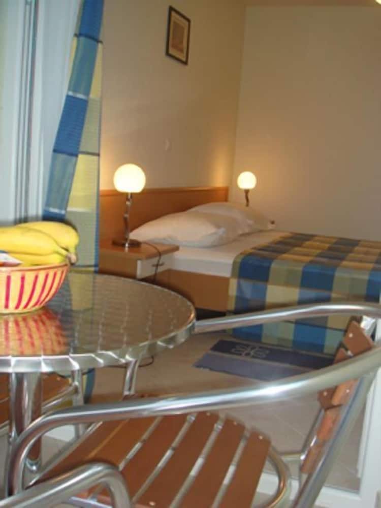 Apartments Ivana — Hotel rooms in Baška Voda, Split-Dalmatia