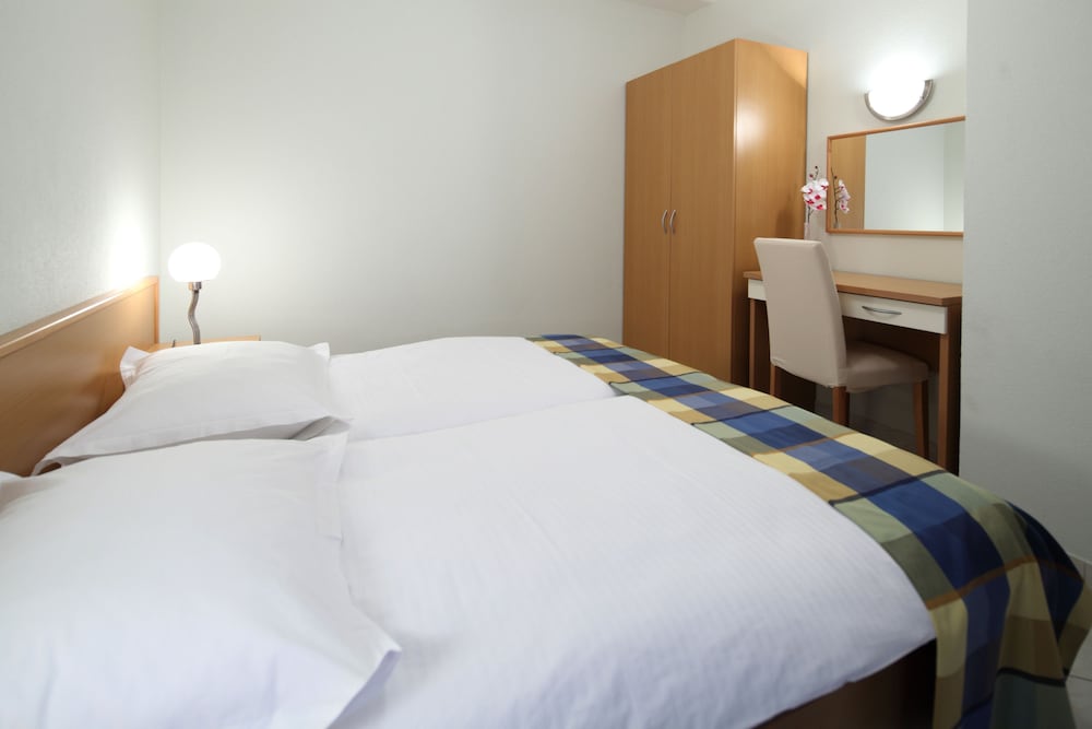 Apartments Ivana — Hotel rooms in Baška Voda, Split-Dalmatia
