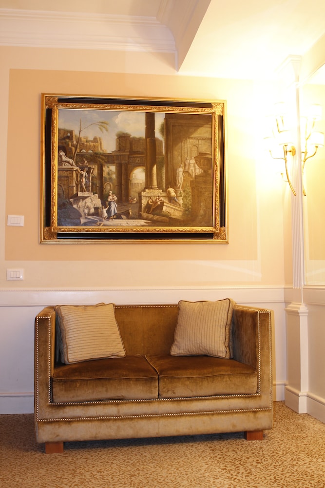 Boutique Hotel Trevi — Hotel rooms in Rome, Lazio