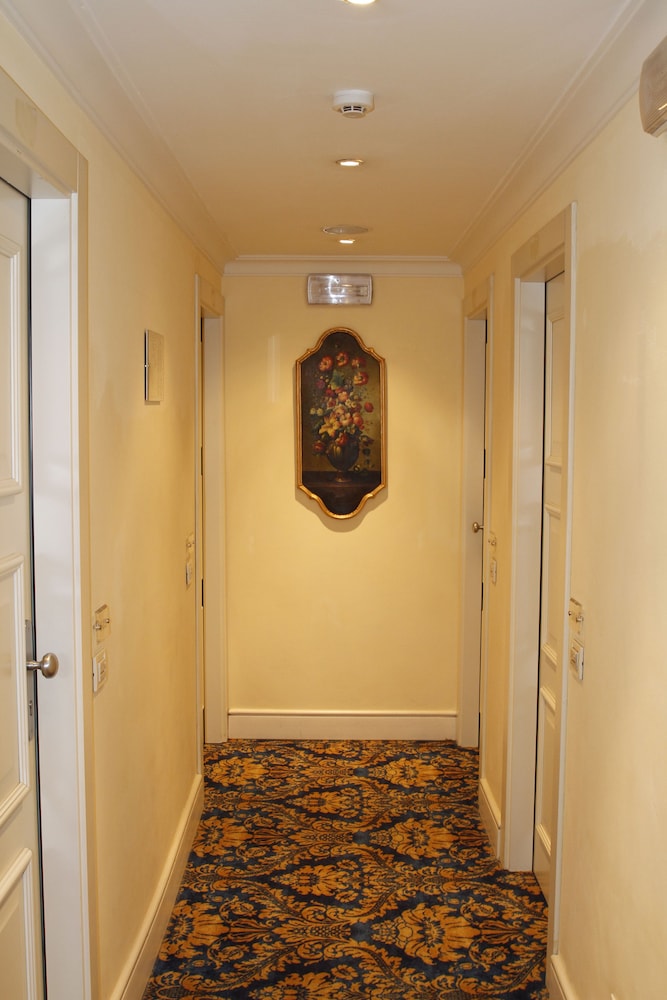 Boutique Hotel Trevi — Hotel rooms in Rome, Lazio
