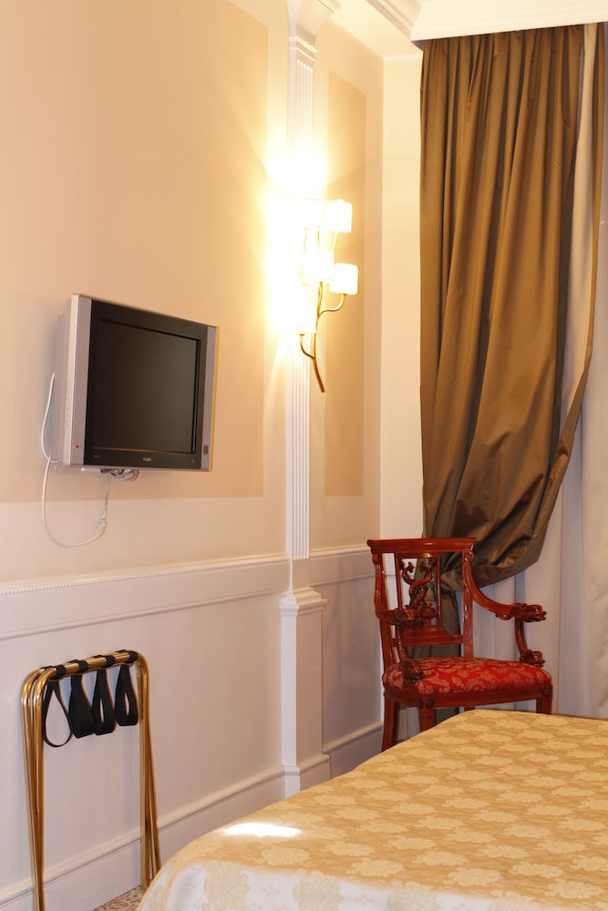 Boutique Hotel Trevi — Hotel rooms in Rome, Lazio
