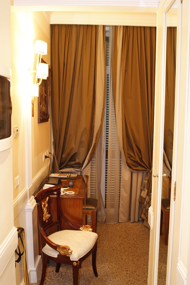 Boutique Hotel Trevi — Hotel rooms in Rome, Lazio