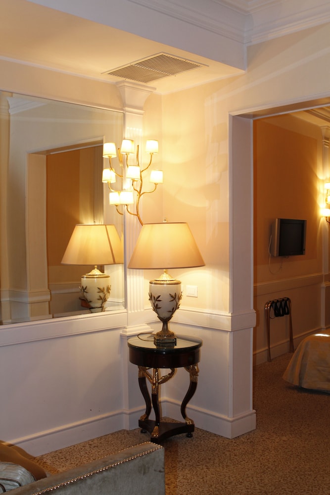 Boutique Hotel Trevi — Hotel rooms in Rome, Lazio