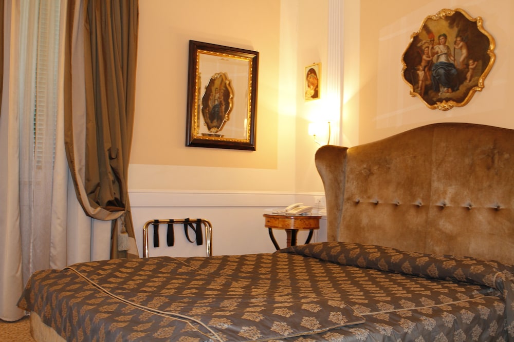 Boutique Hotel Trevi — Hotel rooms in Rome, Lazio