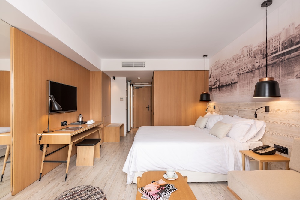 Ibis Styles Heraklion Central — Hotel rooms in Heraklion